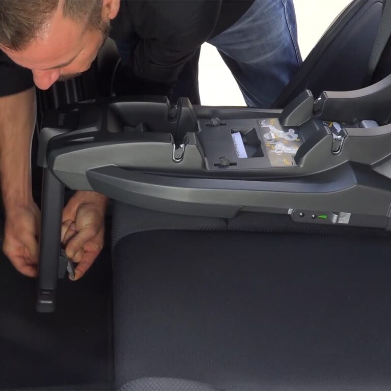 Uninstalling an Inglesina Darwin Car Seat with an Isofix Base